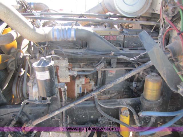 image for item 8277 1996 Freightliner FLD12064ST semi truck