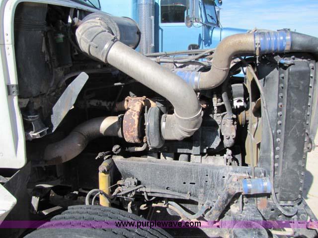 image for item 8277 1996 Freightliner FLD12064ST semi truck