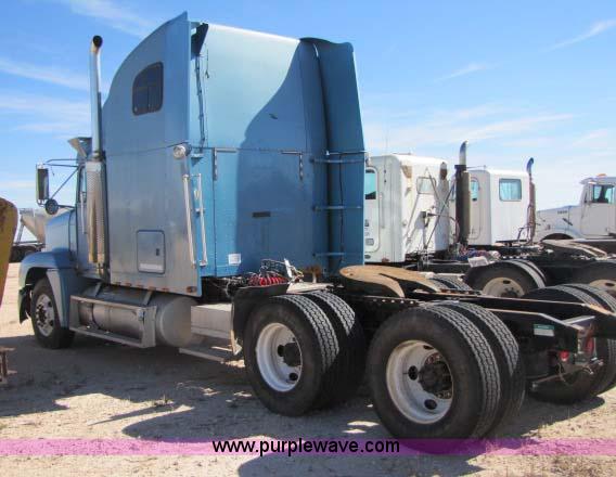 image for item 8278 1999 Freightliner FLD12064ST semi truck