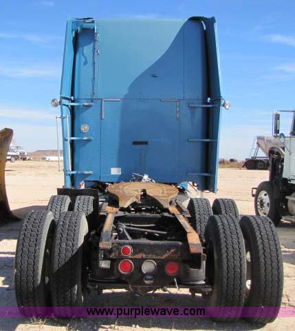 image for item 8278 1999 Freightliner FLD12064ST semi truck