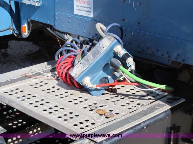 image for item 8278 1999 Freightliner FLD12064ST semi truck