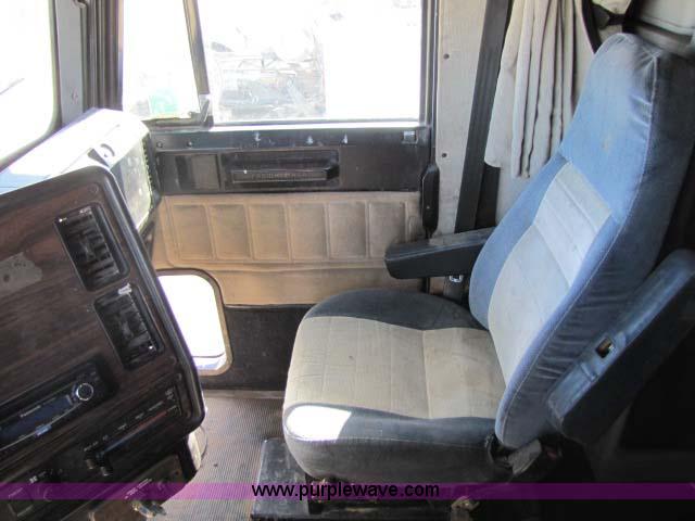 image for item 8278 1999 Freightliner FLD12064ST semi truck