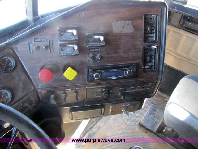 image for item 8278 1999 Freightliner FLD12064ST semi truck