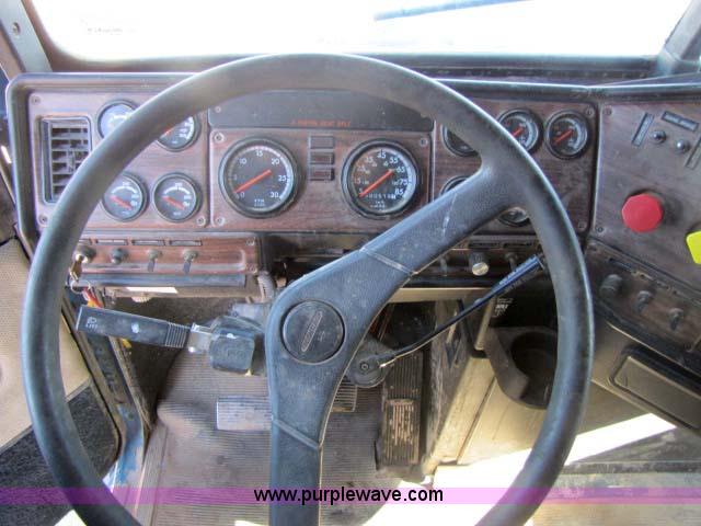 image for item 8278 1999 Freightliner FLD12064ST semi truck