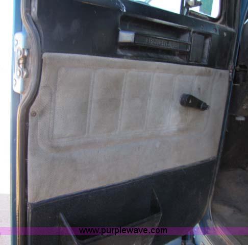 image for item 8278 1999 Freightliner FLD12064ST semi truck