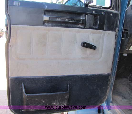 image for item 8278 1999 Freightliner FLD12064ST semi truck