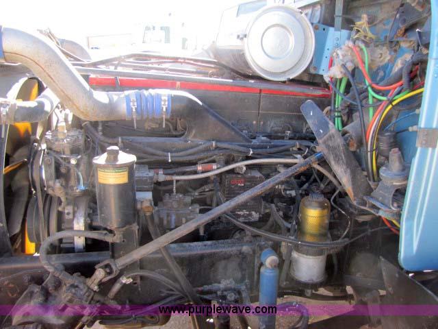 image for item 8278 1999 Freightliner FLD12064ST semi truck