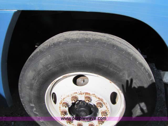 image for item 8278 1999 Freightliner FLD12064ST semi truck