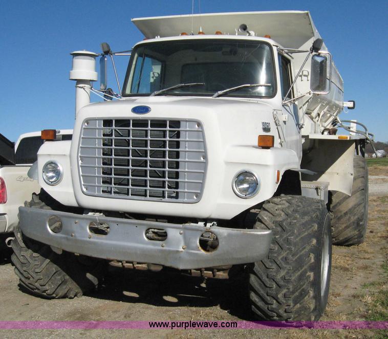 image for item 1702 1984 Ford 8000 spreader truck