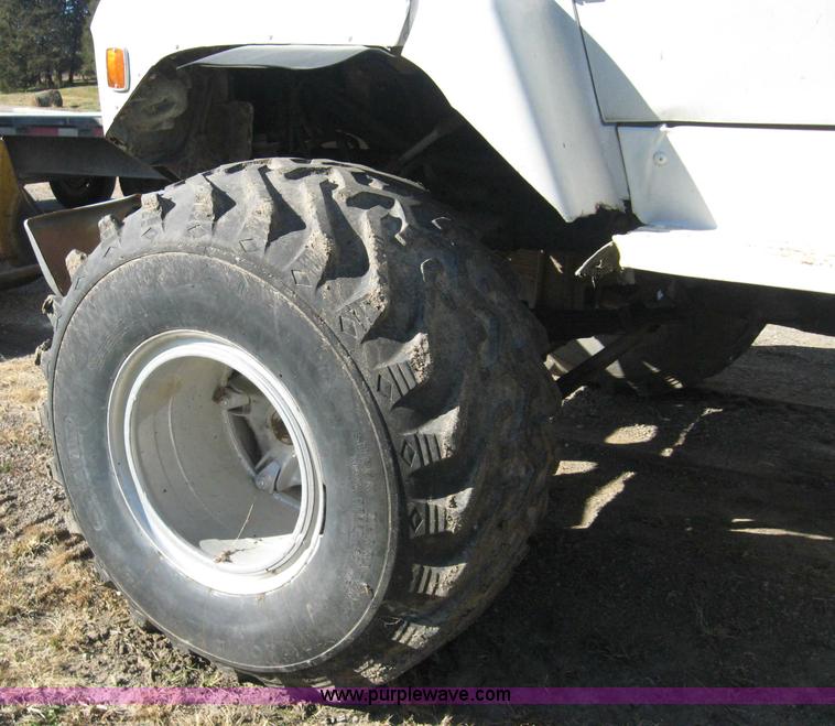 image for item 1702 1984 Ford 8000 spreader truck