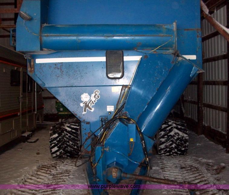 image for item 1713 Kinze 840 grain cart with Landluvr tracks