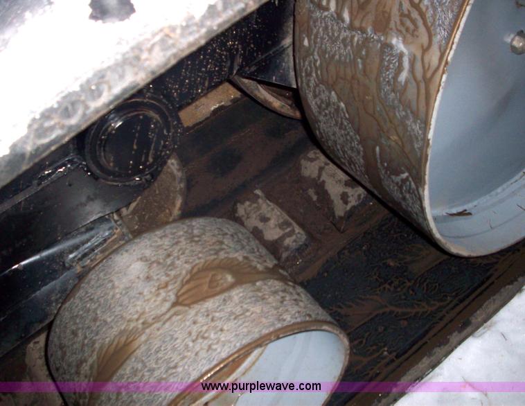 image for item 1713 Kinze 840 grain cart with Landluvr tracks