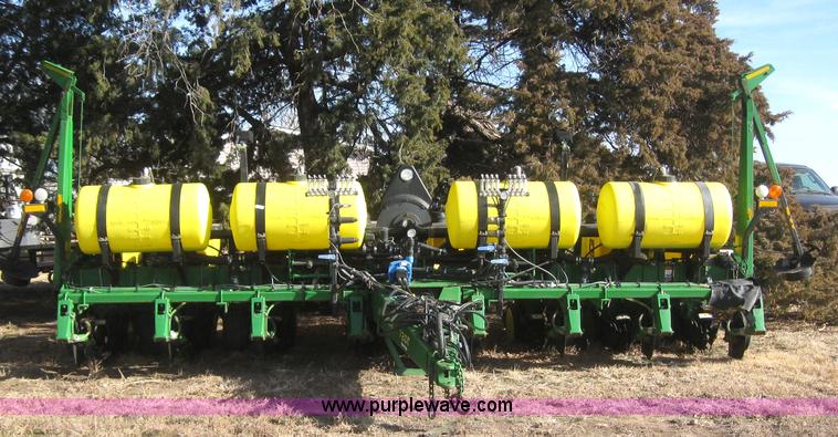 image for item 3040 John Deere 7200 conservation planter