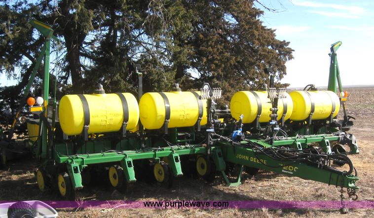 image for item 3040 John Deere 7200 conservation planter