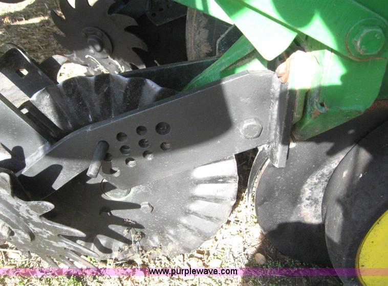 image for item 3040 John Deere 7200 conservation planter