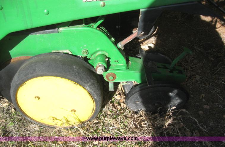 image for item 3040 John Deere 7200 conservation planter