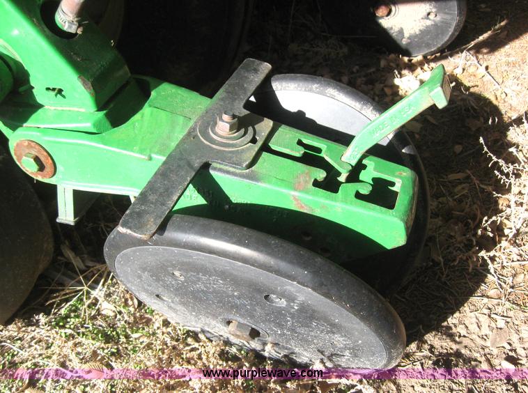 image for item 3040 John Deere 7200 conservation planter