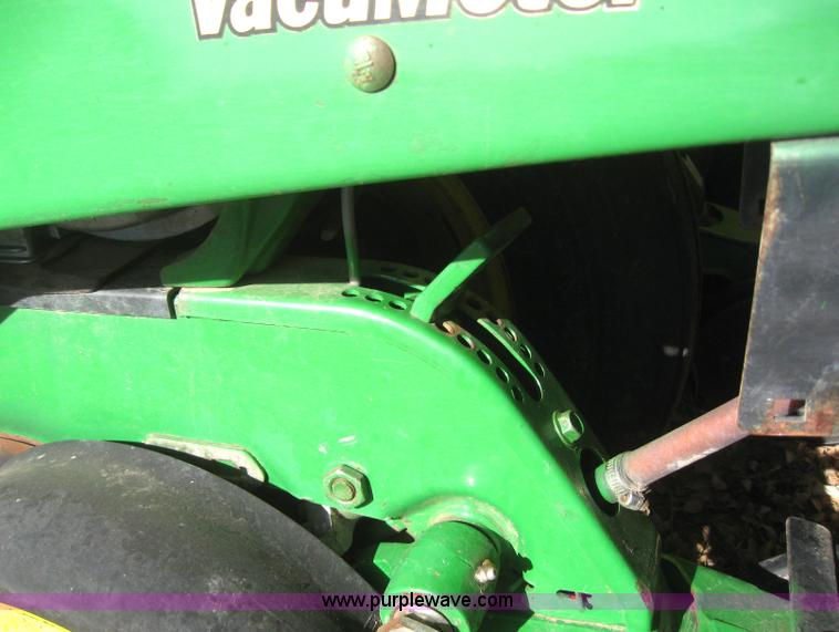 image for item 3040 John Deere 7200 conservation planter
