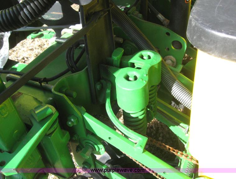 image for item 3040 John Deere 7200 conservation planter