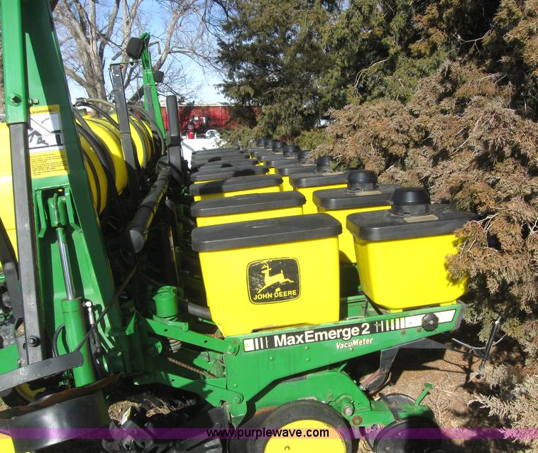 image for item 3040 John Deere 7200 conservation planter