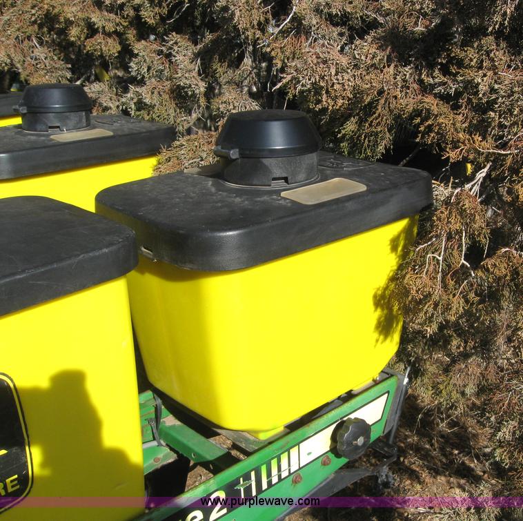 image for item 3040 John Deere 7200 conservation planter