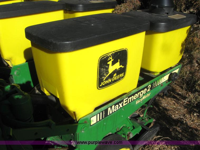 image for item 3040 John Deere 7200 conservation planter