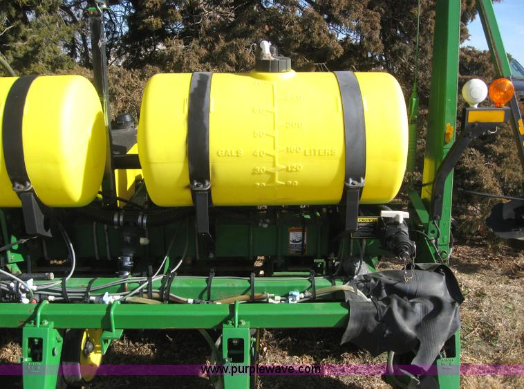 image for item 3040 John Deere 7200 conservation planter