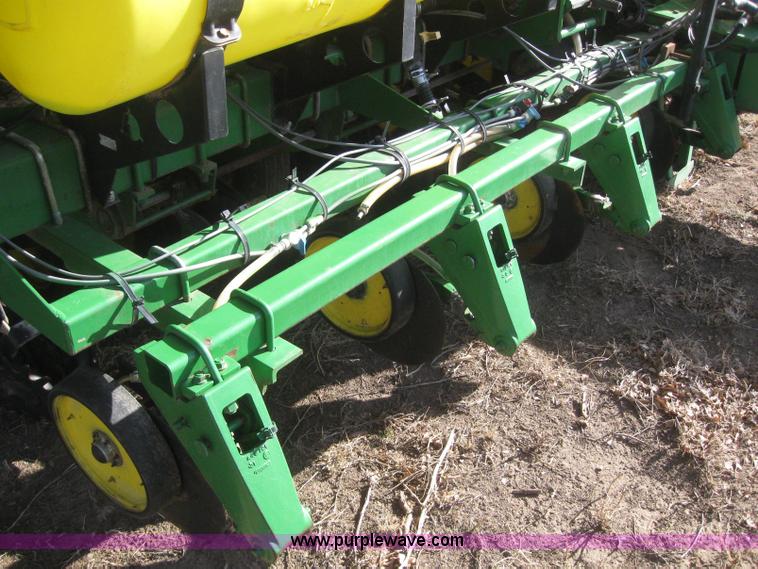 image for item 3040 John Deere 7200 conservation planter