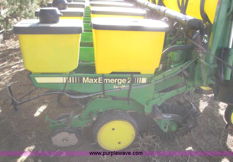 image for item 3040 John Deere 7200 conservation planter