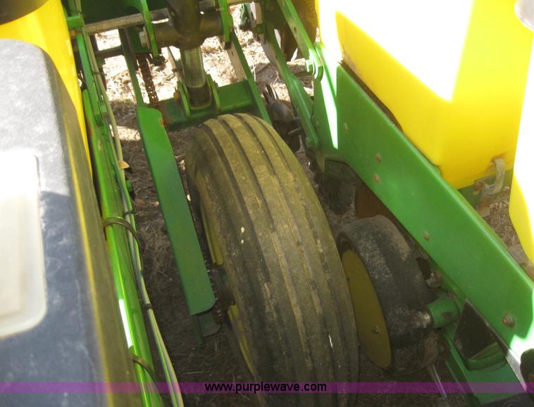 image for item 3040 John Deere 7200 conservation planter