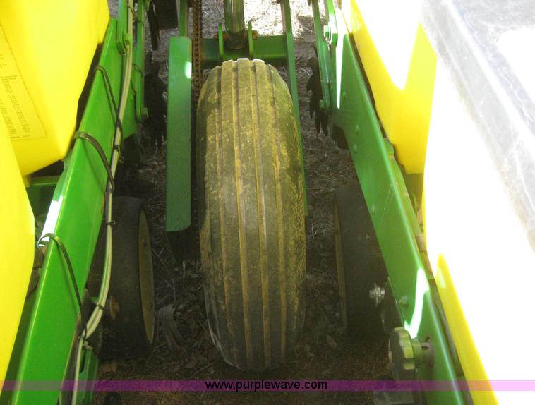 image for item 3040 John Deere 7200 conservation planter