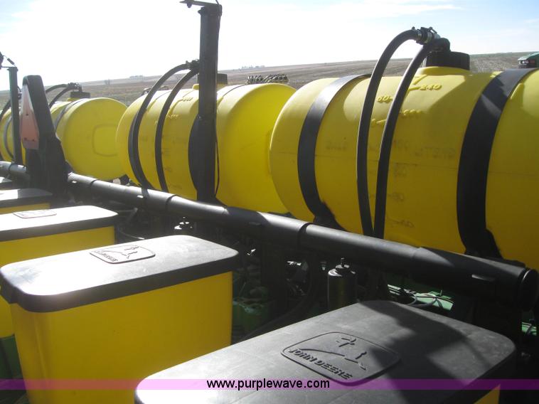 image for item 3040 John Deere 7200 conservation planter