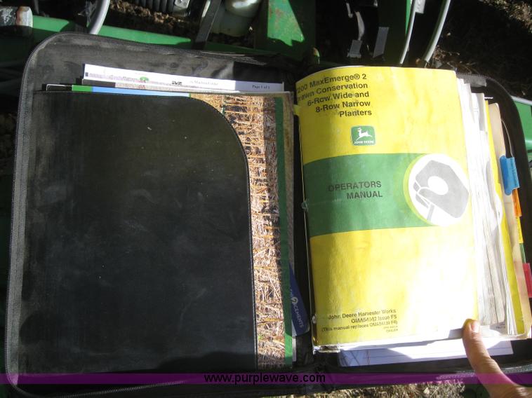 image for item 3040 John Deere 7200 conservation planter