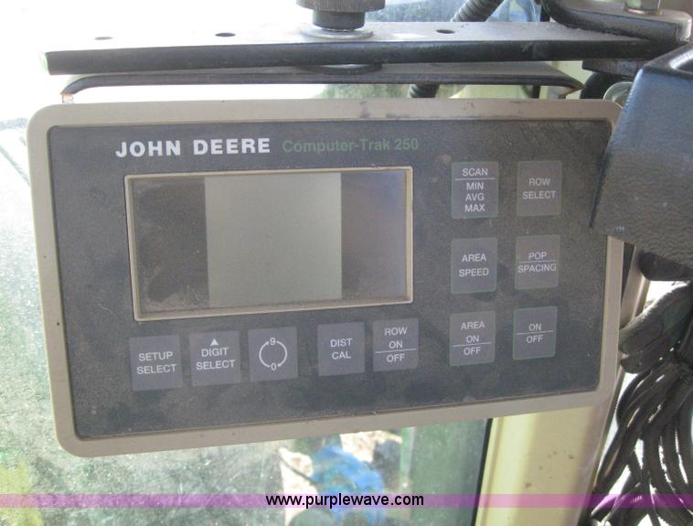 image for item 3040 John Deere 7200 conservation planter
