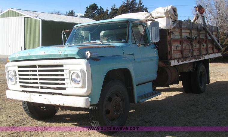image for item 3247 1967 Ford 600 grain truck