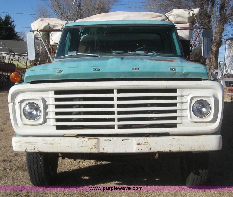 image for item 3247 1967 Ford 600 grain truck
