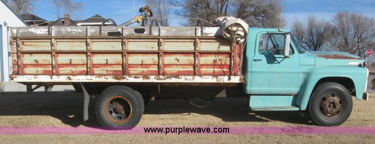 image for item 3247 1967 Ford 600 grain truck