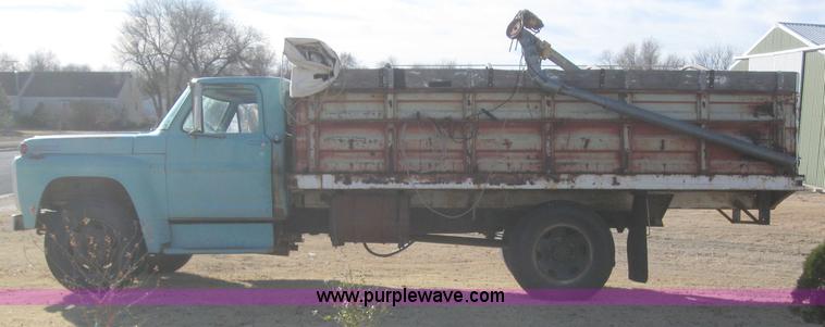 image for item 3247 1967 Ford 600 grain truck