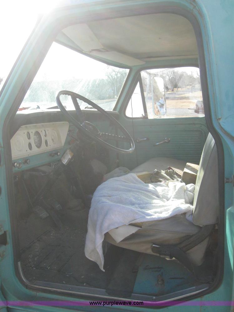 image for item 3247 1967 Ford 600 grain truck