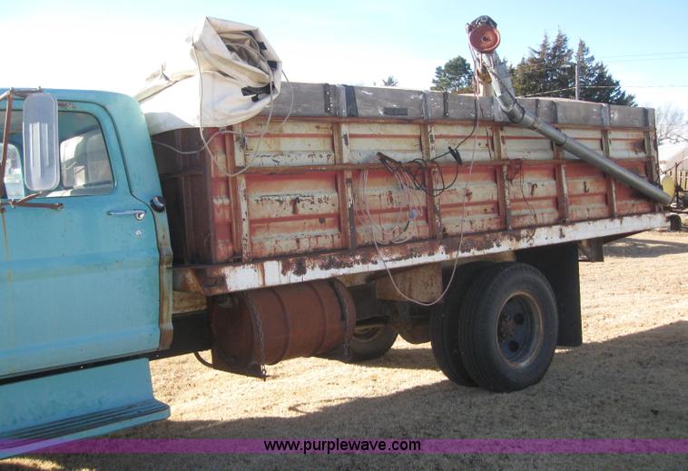 image for item 3247 1967 Ford 600 grain truck