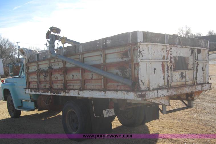 image for item 3247 1967 Ford 600 grain truck