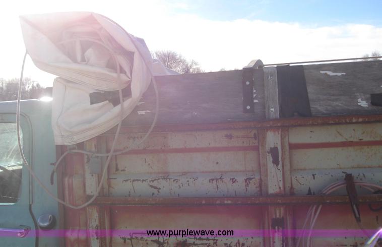 image for item 3247 1967 Ford 600 grain truck