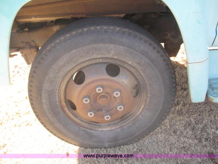 image for item 3247 1967 Ford 600 grain truck