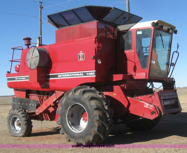 image for item 3255 1983 International 1480 combine