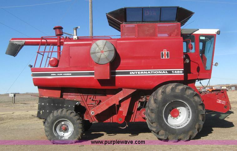 image for item 3255 1983 International 1480 combine