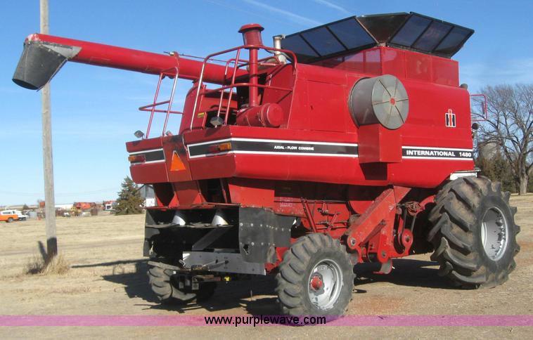 image for item 3255 1983 International 1480 combine