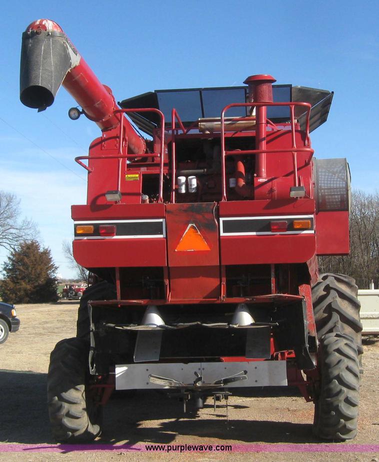 image for item 3255 1983 International 1480 combine