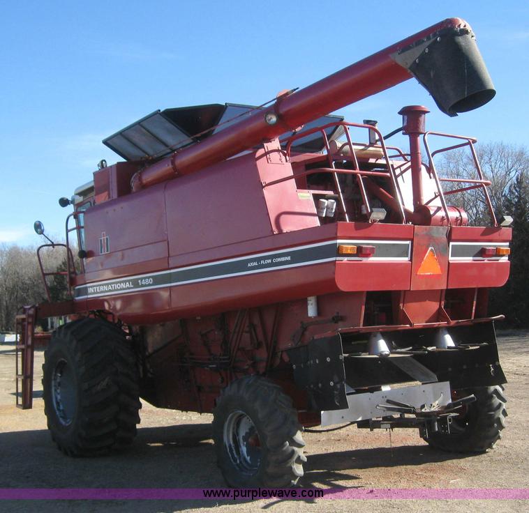 image for item 3255 1983 International 1480 combine