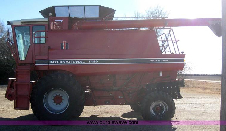 image for item 3255 1983 International 1480 combine