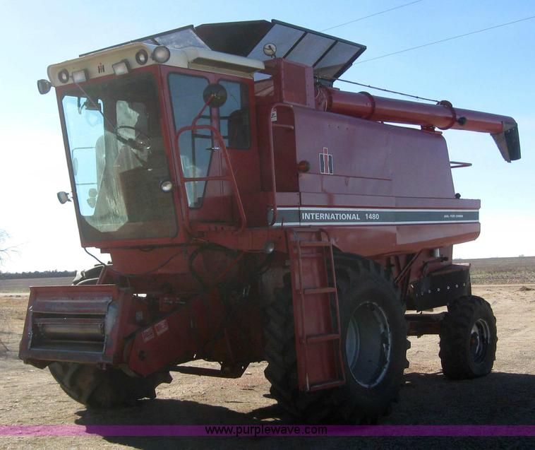 image for item 3255 1983 International 1480 combine